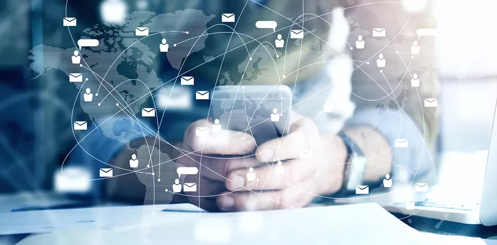 Personne utilisant un téléphone portable, icônes d'e-mail autour.