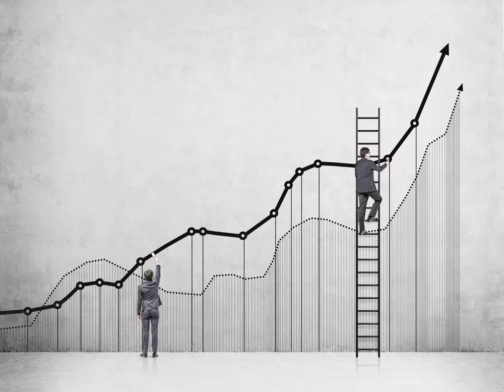 Personnes analysant la croissance sur un graphique mural.