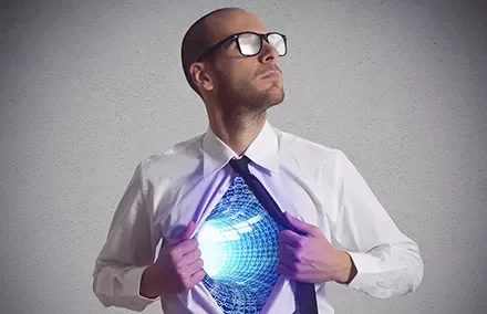 Personne ouvrant sa chemise pour révéler une lumière bleue.
